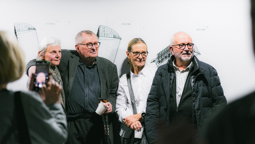 Jubilant Jiří Suchomel na vernisáži své výstavy v kruhu nejbližších. Na fakultě působil bezmála právě těch 30 let. Foto: Richard Králiček/FUA